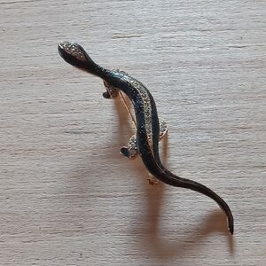 Elegant Black and Gold Lizard Brooch